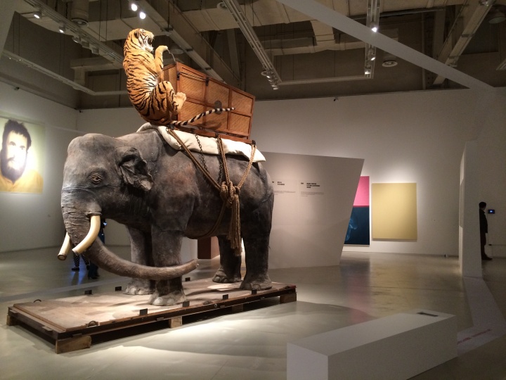 “CCAA中国当代艺术奖十五年” 展览现场。黄永砯2002年创作的《乔治五世的噩梦》是现场体量最大的作品
