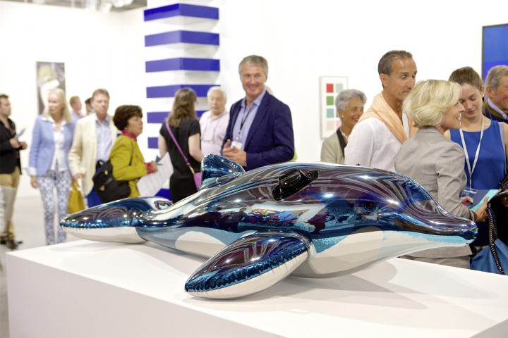 David Zwirner画廊展位人来人往,画廊主(中)笑脸相迎 Courtesy:Art Basel
David Zwirner画廊展位人来人往,画廊主(中)笑脸相迎 Courtesy:Art Basel