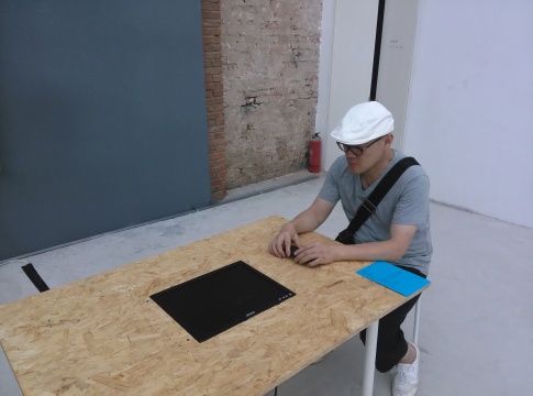 坐在自己作品旁边的任芷田
坐在自己作品旁边的任芷田
