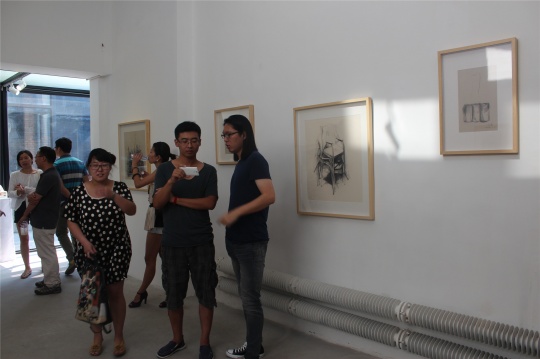 开幕现场,友人间的交流
开幕现场,友人间的交流