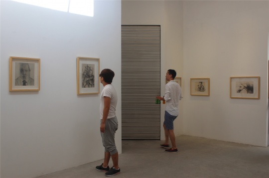 观众变身“作者”(左),忙碌的创始人之一周全(右) 观众变身“作者”(左),忙碌的创始人之一周全(右)
