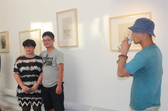 艺术家(中)与友人(右)聊完创作后与小伙伴合影
艺术家(中)与友人(右)聊完创作后与小伙伴合影