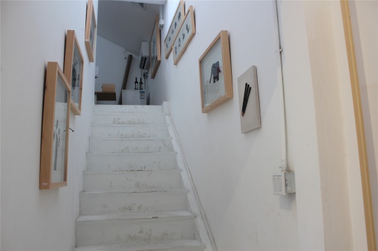 通往阁楼的区域是画廊首次展览红中丁浠文的小画
通往阁楼的区域是画廊首次展览红中丁浠文的小画