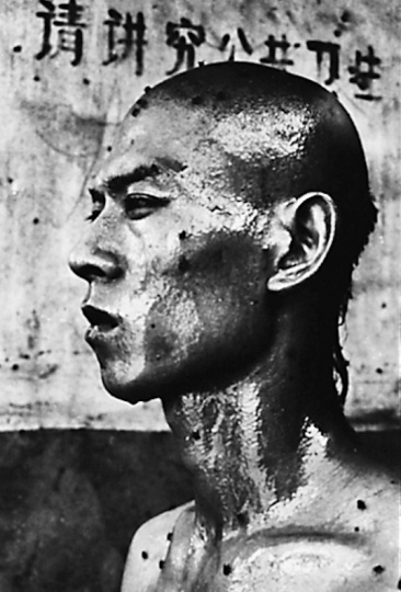 张洹1994年做的《12平方米》引起了罗伯特对行为艺术的关注
张洹1994年做的《12平方米》引起了罗伯特对行为艺术的关注
