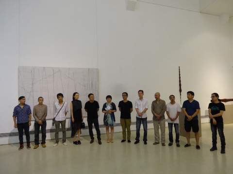 诸多艺术家出席了展览的简单开幕

