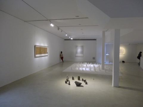 展厅的二层空间陈列了两组文豪的装置作品。王静表示，这一主题的展览将会持续的推动下去
