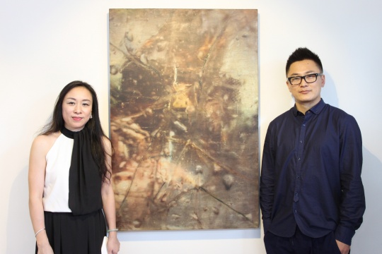 艺术家闫占城(右)、圣东方艺术画廊董事长周鸣(左)在参展作品前
艺术家闫占城(右)、圣东方艺术画廊董事长周鸣(左)在参展作品前