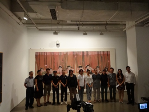 开幕仪式之后的合影在刘庆和的画作前进行
开幕仪式之后的合影在刘庆和的画作前进行