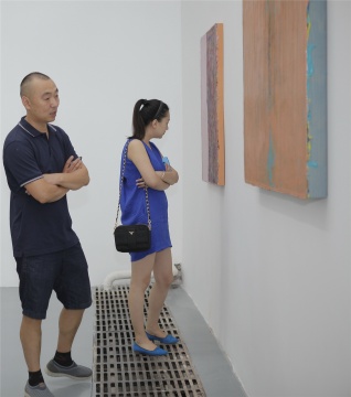 马永强及友人在鞠婷作品前
马永强及友人在鞠婷作品前