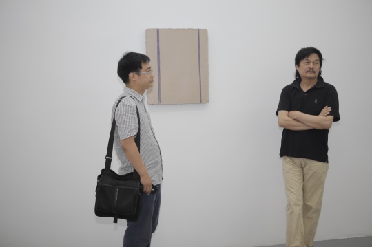 马树青与媒体人裴刚在作品前
马树青与媒体人裴刚在作品前