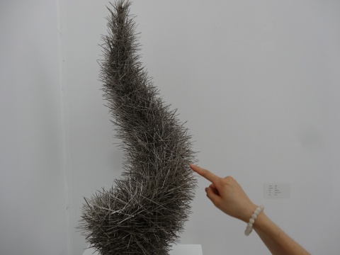 艺术家刘艳通过针的组合堆叠，构造出充满自我的形体

