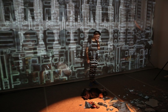 艺术家李博在展览现场
艺术家李博在展览现场