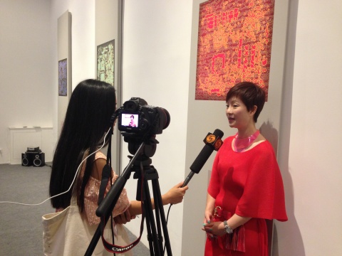 上品艺琅负责人谢蓉在展览现场接受媒体专访
上品艺琅负责人谢蓉在展览现场接受媒体专访