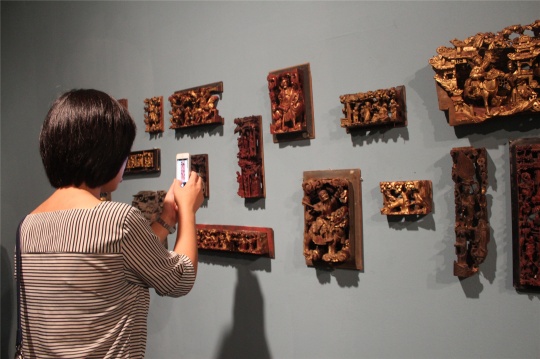 司徒杰奔赴民间为中央美术学院收集的潮州木雕

