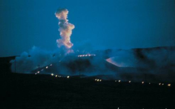 1993年，旅居日本的蔡国强回到中国，在嘉峪关实施了他著名的爆炸作品“为长城延长一万米——为外星人所作的计划”
