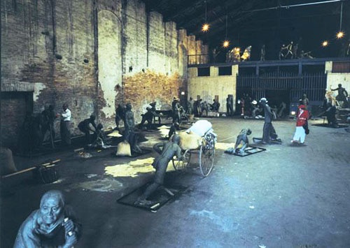 1999年,蔡国强的作品《威尼斯收租院》在意大利第48届威尼斯国际艺术双年展中获金狮奖,还引发了与原作者的官司
1999年,蔡国强的作品《威尼斯收租院》在意大利第48届威尼斯国际艺术双年展中获金狮奖,还引发了与原作者的官司