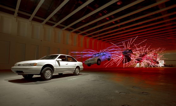 作品“舞台 No.1”，来自2004年12月11日在美国马萨诸塞州当代美术馆开幕的个展“不合时宜”。

蔡国强使用九辆汽车创作了像一辆汽车在自杀爆炸中的翻滚定格过程
