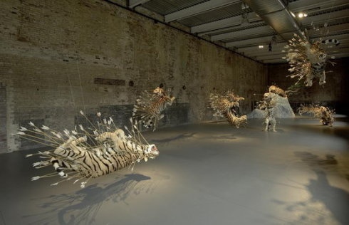 作品“舞台 No.2”,来自2004年12月11日在美国马萨诸塞州当代美术馆开幕的个展“不合时宜”。
身上插满箭的九只仿真的老虎张嘴呲牙地悬在空中
作品“舞台 No.2”,来自2004年12月11日在美国马萨诸塞州当代美术馆开幕的个展“不合时宜”。
身上插满箭的九只仿真的老虎张嘴呲牙地悬在空中