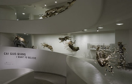 2008年,蔡国强在纽约古根海姆美术馆进行了自己的个人回顾展,35万观展人数打破了古根海姆艺术家个展入场记录
2008年,蔡国强在纽约古根海姆美术馆进行了自己的个人回顾展,35万观展人数打破了古根海姆艺术家个展入场记录