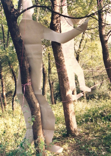 “池社”成员集体创作的《作品2 号——绿色空间中的行者》,1986年,图片提供:蜂巢当代艺术中心
“池社”成员集体创作的《作品2 号——绿色空间中的行者》,1986年,图片提供:蜂巢当代艺术中心
