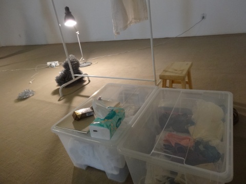 周洁的生活用品,全部装在两个透明的收纳箱内
周洁的生活用品,全部装在两个透明的收纳箱内