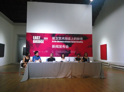 发布会嘉宾从左至右依次为：崔辉（左二）、李容德、林莲技、刘琛、黄静远
