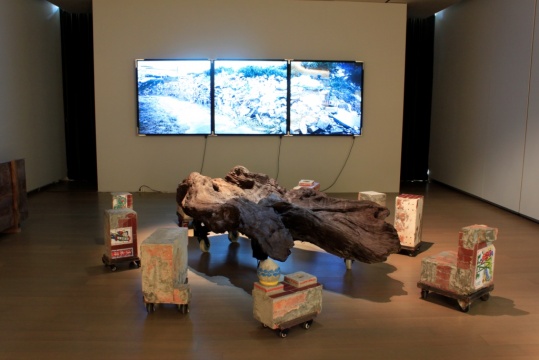 “拾荒花园”展览中 叶伟立的作品《古董级垃圾研发公司 02 咖啡桌椅组合》 2012 棺木用木材、废弃墓碑、金属支架、滚轮
“拾荒花园”展览中 叶伟立的作品《古董级垃圾研发公司 02 咖啡桌椅组合》 2012 棺木用木材、废弃墓碑、金属支架、滚轮