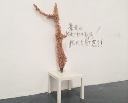 吴彬作品《吴彬》,烟头从杯子里长成了一棵树
吴彬作品《吴彬》,烟头从杯子里长成了一棵树