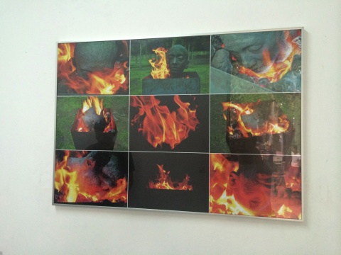 艺术家刘旭东的作品《刘旭东》，这是艺术家第一件用煤制作的作品，他用煤和泥的混合物塑了自己头部，以刘旭东的替代物在火焰里烧制，这件作品本来计划以现场的方式进行烧制，鉴于场地的限制提前一天烧制完成。
