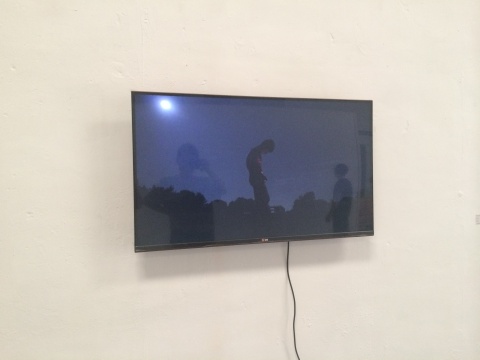 杨俊岭作品《杨俊岭》,他用打火机一点点地烧去自己的体毛,而火成了视频里除了月亮唯一的光源,在闪烁中,我们可以看到整个过程和细节。 杨俊岭作品《杨俊岭》,他用打火机一点点地烧去自己的体毛,而火成了视频里除了月亮唯一的光源,在闪烁中,我们可以看到整个过程和细节。