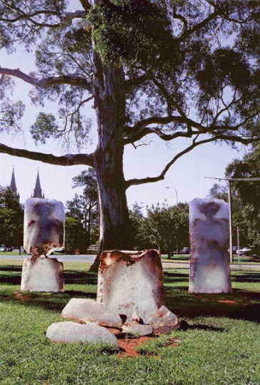 1993年，澳大利亚艾德勒得市公园，作品《灵魂之碑》，冰融后红色人形现出。
