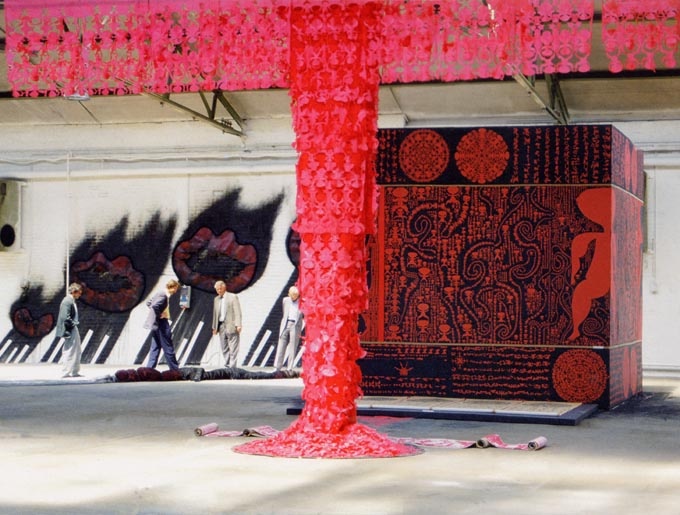 1992年,德国卡塞尔文献展外围展“相互认识”,作品 《四面壁》。
1992年,德国卡塞尔文献展外围展“相互认识”,作品 《四面壁》。