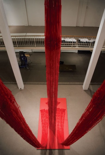 2005年，个展“推陈出新”中主要作品即12米高的大型装置《人文书—空书》。
