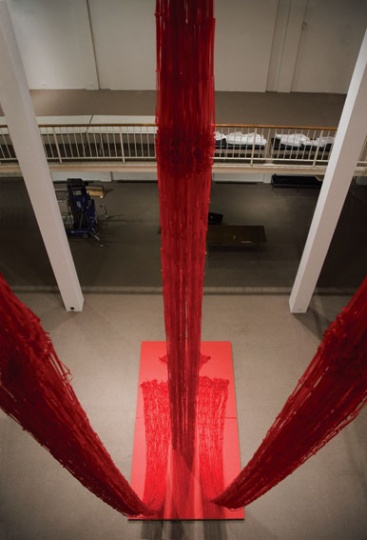2005年,个展“推陈出新”中主要作品即12米高的大型装置《人文书—空书》。
2005年,个展“推陈出新”中主要作品即12米高的大型装置《人文书—空书》。