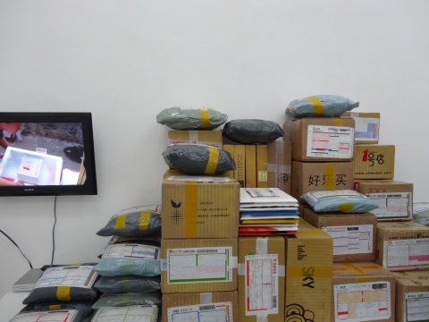 刘建军的仿制包裹,离远看足以乱真
刘建军的仿制包裹,离远看足以乱真