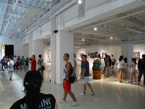周六的798车水马龙、游客摩肩接踵,展览氛围也自然热闹
周六的798车水马龙、游客摩肩接踵,展览氛围也自然热闹