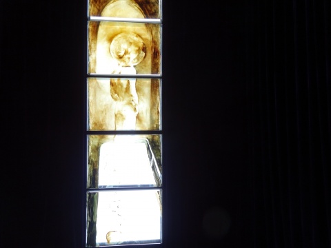 陈鸿志的亚克力板油画由于其透光性被放置于上舍空间一直进行实验性作品展示的C厅，来自外界的光透过作品进入室内
