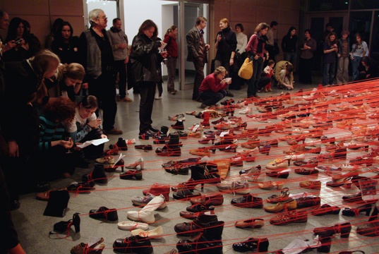 盐田千春2004年在波兰举办的展览“Dialogue from DNA” 展览现场图 photo by Sunhi Mang
盐田千春2004年在波兰举办的展览“Dialogue from DNA” 展览现场图 photo by Sunhi Mang