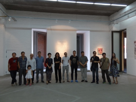 王春辰与众艺术家在5艺术中心合影
王春辰与众艺术家在5艺术中心合影