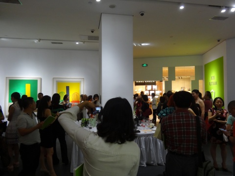 从晚上7点半开始,中画廊北京空间就开始了热闹
从晚上7点半开始,中画廊北京空间就开始了热闹