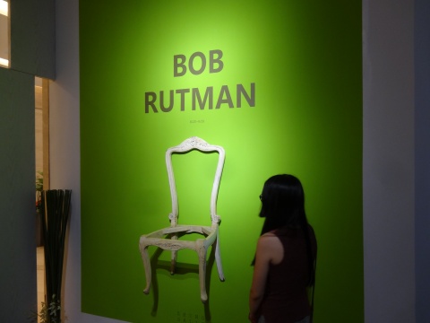 一把代表Bob画作的椅子悬挂在展厅的入口处,成为了观众们最为喜爱的合影地点
一把代表Bob画作的椅子悬挂在展厅的入口处,成为了观众们最为喜爱的合影地点