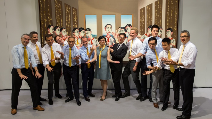 2013年春拍香港苏富比亚洲当代艺术部门合影,背景为曾梵志作品《最后的晚餐》
2013年春拍香港苏富比亚洲当代艺术部门合影,背景为曾梵志作品《最后的晚餐》