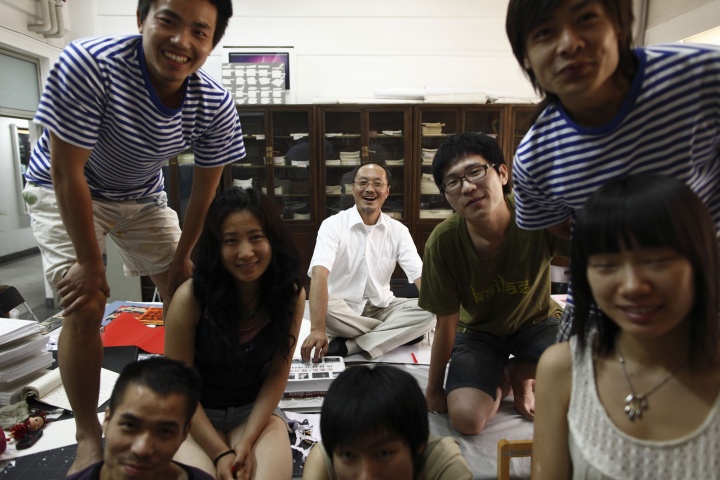 吕胜中和他的学生们
吕胜中和他的学生们