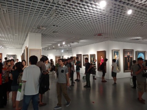 皇城艺术馆的展厅内熙熙攘攘的观者
皇城艺术馆的展厅内熙熙攘攘的观者
