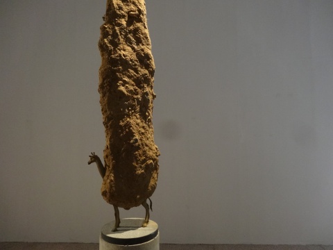 “绑在‘骆驼’上的石头不是石头而是重量,那是要‘直立的活着’的人们的悲哀、痛苦。那是绝望、是悔恨、是愤怒。那是人生的苦行,是停不下的贪欲。”
“绑在‘骆驼’上的石头不是石头而是重量,那是要‘直立的活着’的人们的悲哀、痛苦。那是绝望、是悔恨、是愤怒。那是人生的苦行,是停不下的贪欲。”