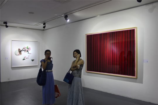画面为红色帷幔等抽象作品,极简中见极多
画面为红色帷幔等抽象作品,极简中见极多