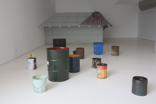 埃里尔•施莱辛格   《无题（蜡烛）》 环氧树脂、棉芯、油、水、容器 尺寸可变  2014
