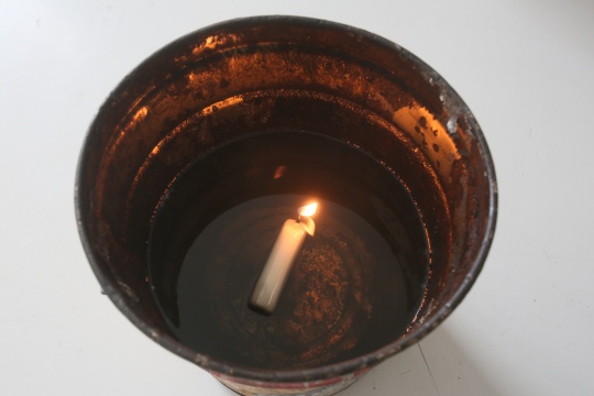 埃里尔•施莱辛格   《无题（蜡烛）》 环氧树脂、棉芯、油、水、容器 尺寸可变  2014（局部）

