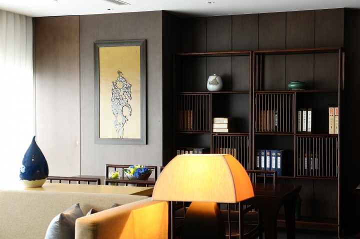 行政酒廊的陶瓷画与古朴的内饰质感相呼应
