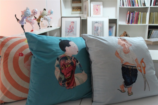 衍生品,好大的抱枕,后面的小雕塑和版画同样抢眼
衍生品,好大的抱枕,后面的小雕塑和版画同样抢眼